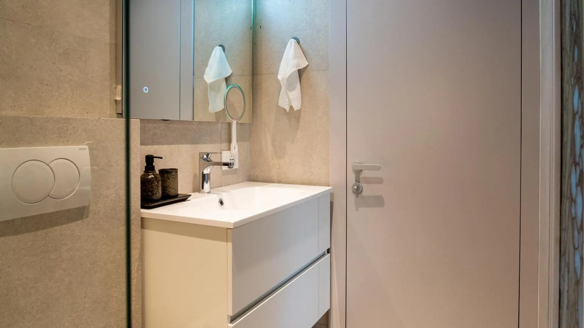 דירה טיראנה Chic Apt With New Bazaar View אלבניה