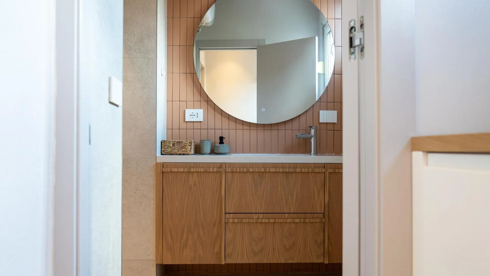 דירה טיראנה Chic Apt With New Bazaar View אלבניה