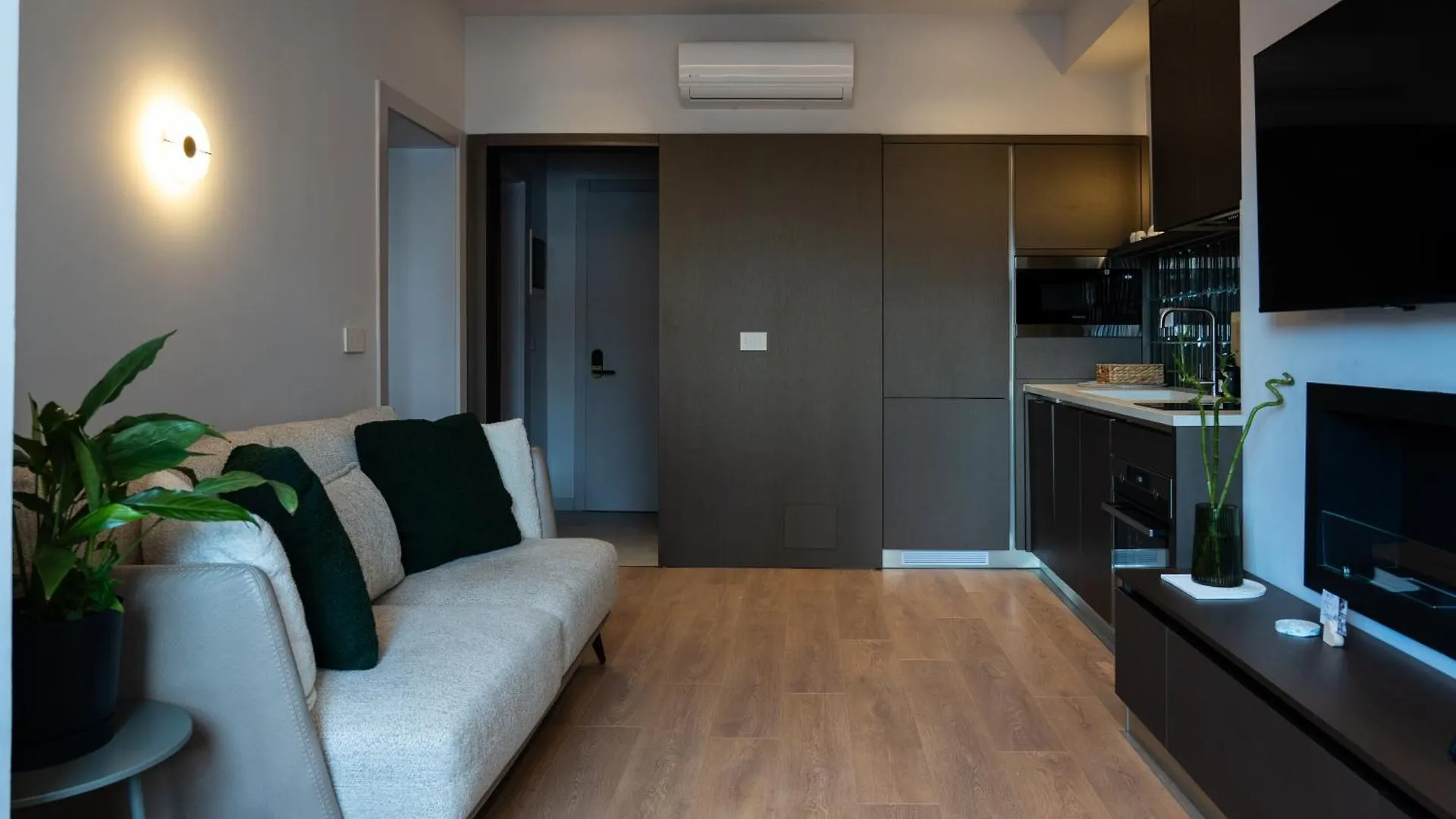 דירה טיראנה Chic Apt With New Bazaar View אלבניה